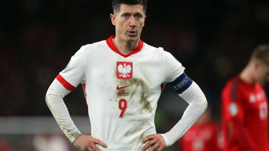 Phong độ của Lewandowski là niềm hy vọng duy nhất của Ba Lan lúc này
