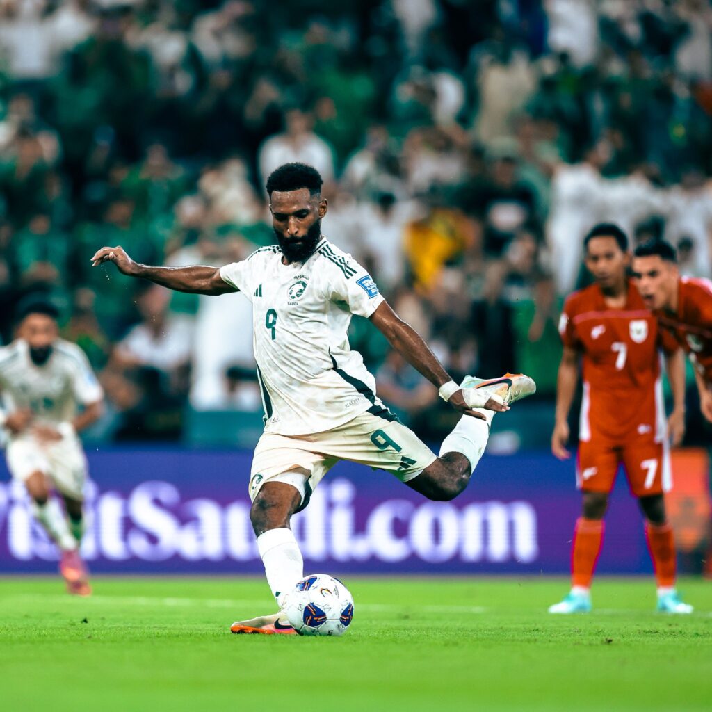 Saudi Arabia nâng tỉ số lên 2-1 bằng quả phạt đền