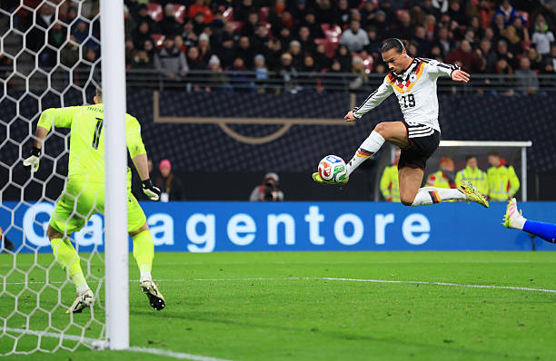 Leroy Sane tỏa sáng giúp Đức hạ Slovakia và giành vé dự WC 2026