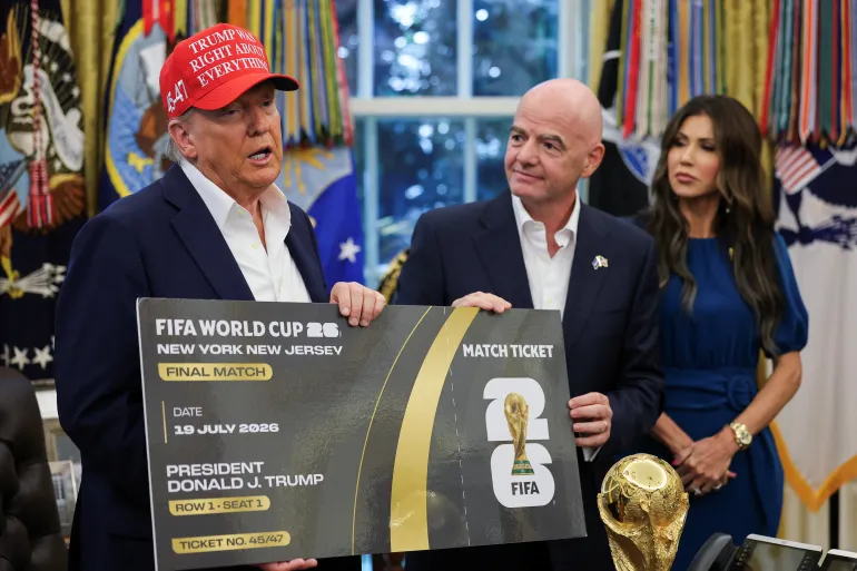 Tổng thống Mỹ Donald Trump tăng số lượng vé để giảm cơn sốt